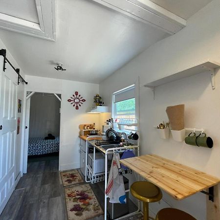 Petite Guesthouse With Kitchenette And Private Bathroom Лейк-Ізабелла Екстер'єр фото